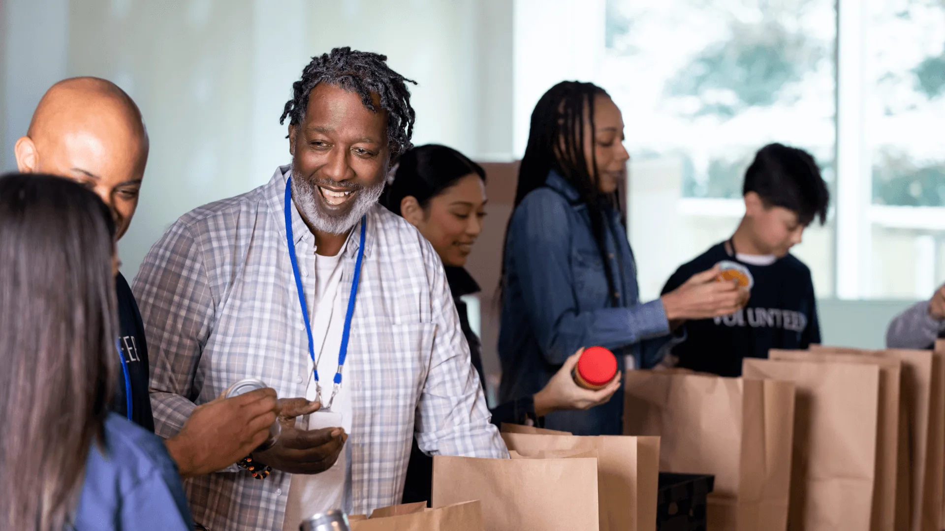 How to Connect with the Elderly as a Volunteer at Senior Centers